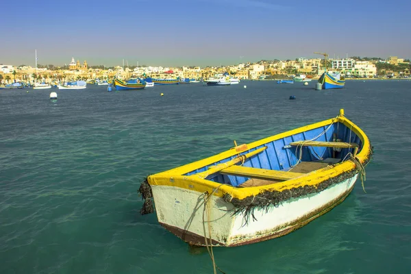 Luzzu em Marsaxlokk — Fotografia de Stock