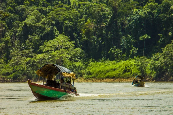 Usumacinta Nehri üzerinde tekne
