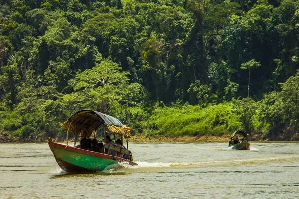 Barco en el río Usumacinta Fotos De Stock
