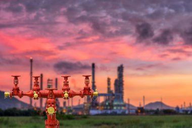 Yangın hidrantları ve petrol rafineri tesisi arka plan bulanıklık.