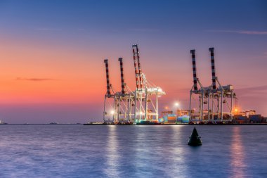 Kargo gemisi Terminali'ne alacakaranlık yerinde boşaltma konteyner.