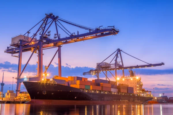 Twilight scène naast van de cargo ship terminal. — Stockfoto