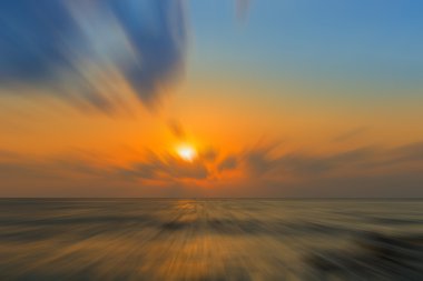 Sunrise denize, bulanıklık arka plan.