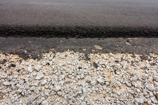 Гравий и бетонный асфальт дорожного покрытия . — стоковое фото