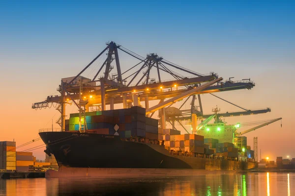 Lossning behållare för cargo ship terminal på twilight scen. — Stockfoto