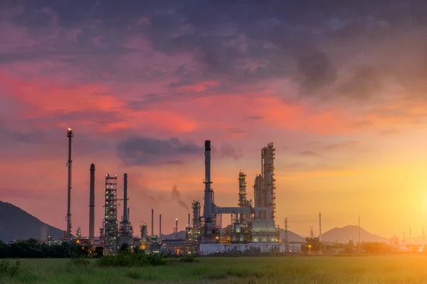 Crepúsculo de la planta de refinería de petróleo con sol, escena de la mañana . — Foto de Stock