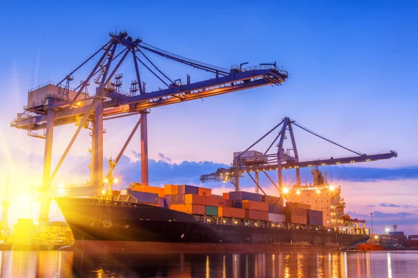 Twilight scène naast van de cargo ship terminal. — Stockfoto