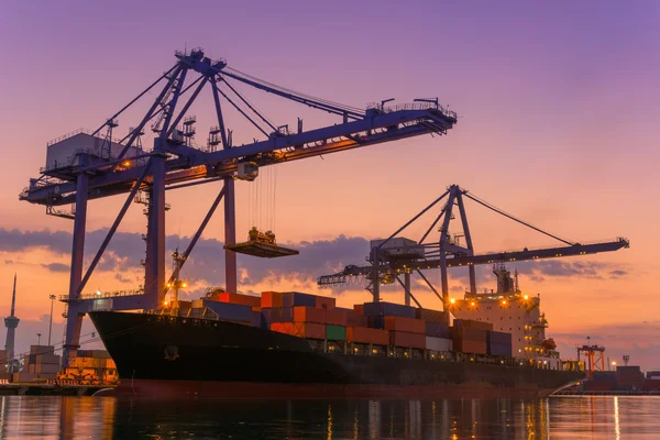 Kargo gemisi terminali alacakaranlık olay yerinde, bir kargo boşaltma vinç 