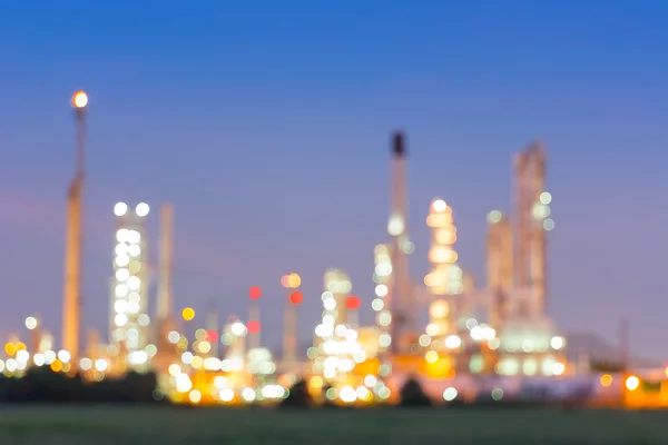 Bokeh de la planta de refinería de petróleo en el crepúsculo, fondo de desenfoque . — Foto de Stock