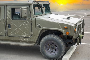 Hummer jeep üzerinde gündoğumu backgrund, askeri nakliye.