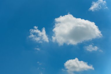 Mavi gökyüzü arka plan, beyaz bulut üzerinde bulutlu.