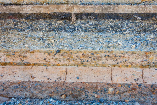图层土壤和岩石的交通道路、 层土壤铺装层 o — 图库照片