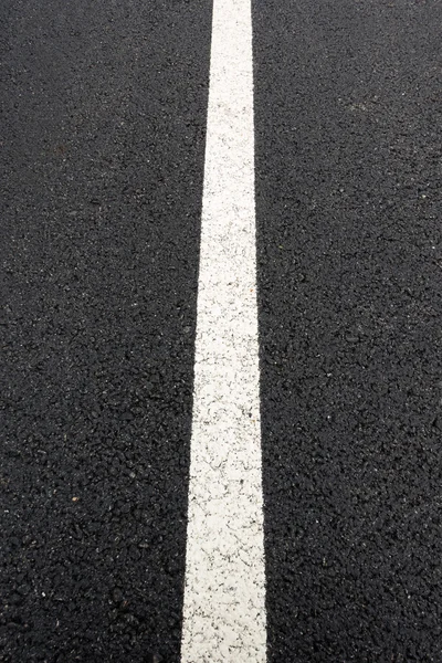 Прямая линия по асфальтовой дороге . — стоковое фото