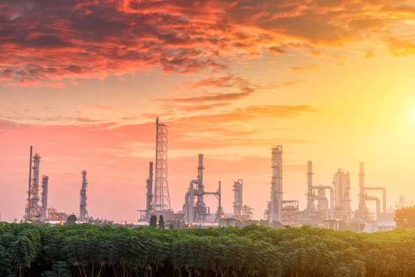 Morgendämmerung der Ölraffinerie-Anlage. — Stockfoto