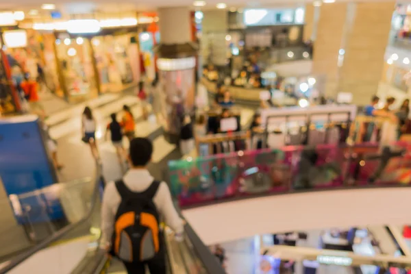 La gente está caminando sobre escaleras mecánicas en los grandes almacenes . —  Fotos de Stock