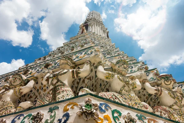 The giant statue at Arun temple, Bangkok, Thailand. — Stock Photo, Image