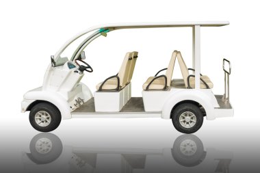 Elektrikli golf arabası üzerinde izole beyaz arka plan.