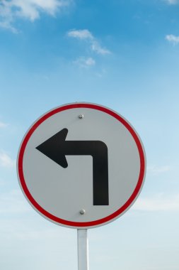 Gökyüzü arka plan üzerinde sol trafik işareti kapatmak.