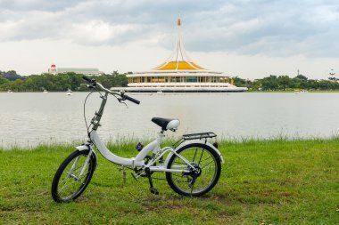 Mini bisiklet üzerinde kanal ve arka plan bina modern mimari.