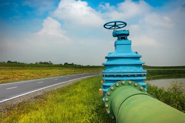 Belangrijkste regelventiel, Water controle hoofdafsluiter, pijpleiding energieproducenten — Stockfoto