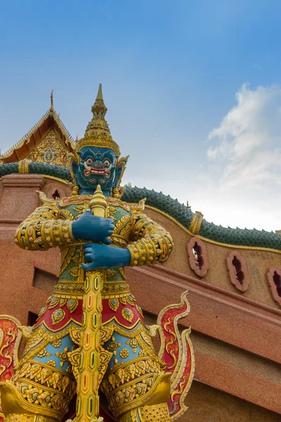 Giant statue in front of temple. — Stock Photo, Image