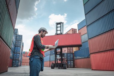Depo Dağıtım Kutusunda Konteyner Denetleme / İhraç Denetleme Kutusu İnceleme Yapılırken Taşımacılık Endüstrisinin Lojistik Nakliye Kontrolü, Kargo Gemisi Fabrikası