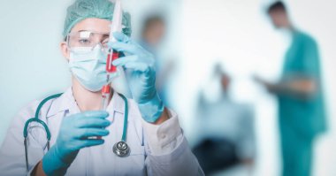 Laboratuvar bilimcisi ya da kadın doktor tıp bilimi klinik laboratuvarında deney biyolojisi için kan şırıngası enjekte ediyor. Doktor Ekibi Muayene Odasında Hasta Sağlığı Teşhisi