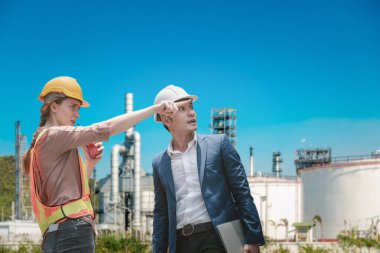 Petrol / Gaz Endüstrisindeki Petrol / Gaz Sanayii Boru Hattı Projesi İnşaat Planı tartışılırken Petrokimya Fabrikası, Mühendislik Ekibi Kontrol ve Geliştirme Çalışmaları Rafineri Petrol ve Gaz Mühendisliği Ekibi.