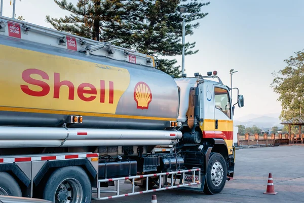 Chiang Mai, Tayland - 15 Aralık 2020: Günbatımında Shell Benzin İstasyonu ve Karavan Kamyonu. Hollanda Kraliyet Deniz Kabuğu Petrol ve Gaz Sanayii Üretimi, Rafineri, Ulaşım, Pazarlama, Petrokimya ve Ticaret.