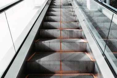 Exhibition Buildings Hall 'un Merdiven Basamakları, Modern Salon Yürüteçleri ve Alışveriş Merkezi İç Dekorasyonu. Boş Lüks Merdiven Basamağı, Tesis Binası Perspektif Görünümü.