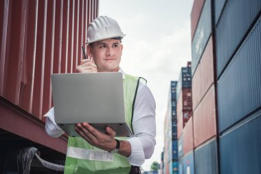 Taşımacılık Endüstrisi Lojistik Taşımacılık Yönetimi, Taşımacılık Mühendisliği Yönetimi Konteynır Tersanesindeki Bilgisayar Dizüstü Bilgisayarı. İş Kargo Gemisi İthalat / İhraç Fabrikası Lojistik.