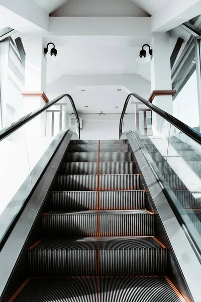 Escada Escada Elétrica Escada Rolante Exposição Edifícios Hall Escaladoras Interiores — Fotografia de Stock