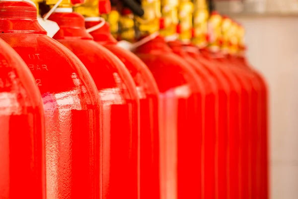 Extintores de CO2 en una planta petroquímica . — Foto de Stock