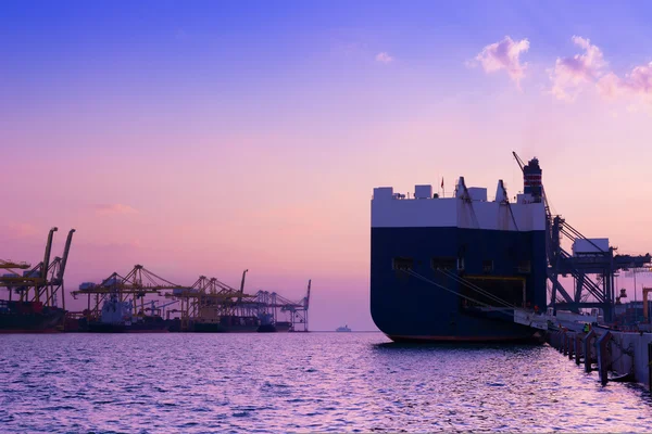 Pôr-do-sol no terminal do navio de carga portuário . — Fotografia de Stock