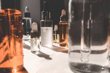 Moda olan abstrak arka planda doğal hiyalüronik serum. Doğal malzemeler ve cilt bakımı konsepti. Haed ışığı ve gölgeler.