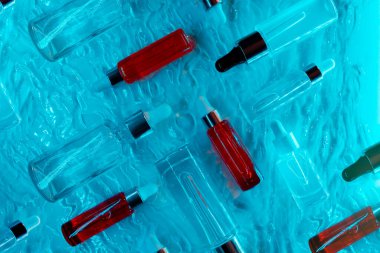 Moda olan abstrak arka planda doğal hiyalüronik serum. Doğal malzemeler ve cilt bakımı konsepti. Yatay görünüm telif uzayı