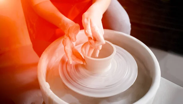 Mains Féminines Fabriquant Une Tasse Poterie Sur Une Roue Potier — Photo