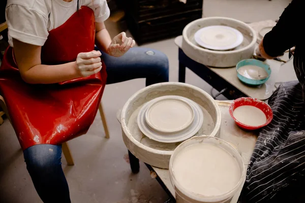 Kvinnliga Händer Som Tillverkar Keramikkopp Ett Keramikhjul Handgjort Och Hantverkskoncept — Stockfoto