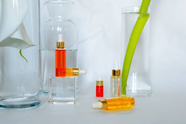 Moda olan abstrak arka planda doğal hiyalüronik serum. Doğal malzemeler ve cilt bakımı konsepti. Yatay görünüm telif uzayı.