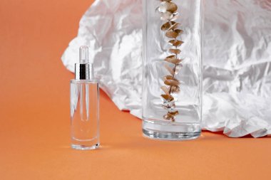 Sıvı kolajen ve hiyalüronik asit içeren cam şişe, hidrasyon derisi. Üst düz görünüm telif uzayı. Soyut su arkaplanı.