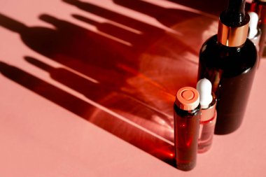 Sıvı kolajen ve hiyalüronik asit içeren cam şişeler, hidrasyon derisi. Üst düz görünüm telif uzayı. Doğal arkaplan 