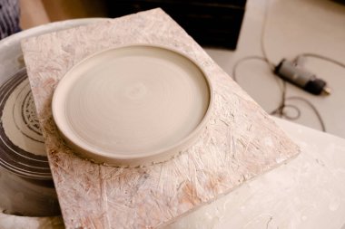 Çömlek ve çömlek yapma araçları. 