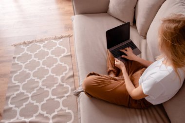 Dizüstü bilgisayarda yazan kadın elleri. Çalışan ve evde kalmayı öğrenen bir kadın. Çevrimiçi eğitim ve ev kavramından çalışma