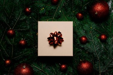 Noel hediyesi olarak bokeh ışıkları ve köknar ağacının arka planında kurdele. Üst yatay görünüm telif uzayı.