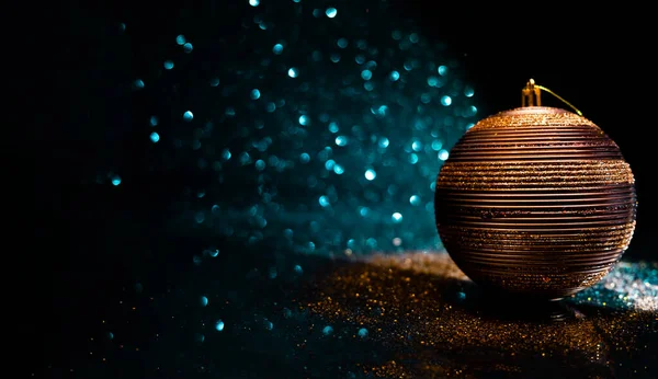 Año Nuevo Festivo Fondo Con Bola Navidad Bokeh Cinta Oro — Foto de Stock