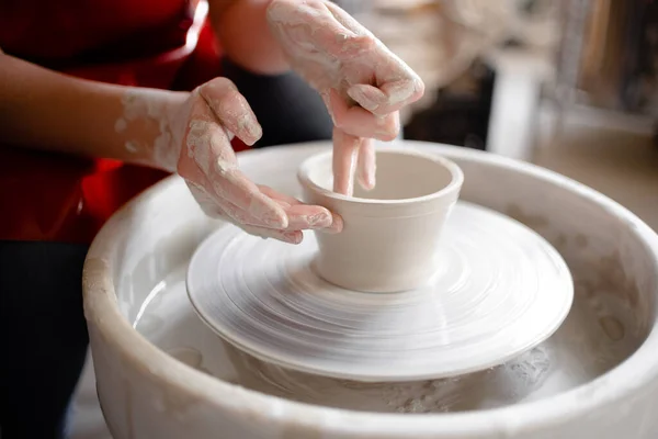 Kvinnliga Händer Som Tillverkar Keramikkopp Ett Keramikhjul Handgjort Och Hantverkskoncept — Stockfoto