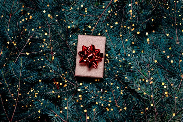 Χριστουγεννιάτικο Δώρο Bokeh Φώτα Και Κορδέλα Εορταστικό Φόντο Έλατο Κορυφαία — Φωτογραφία Αρχείου