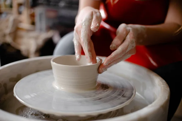 女性的手在陶瓷轮上手工制一个陶瓷杯.手工和手工概念。顶级水平视图复制空间. — 图库照片