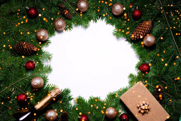 Yılbaşı baloları ve bokeh ile birlikte, Noel arkaplanı. Süslü fidan dalları. Üst yatay görünüm telif uzayı.