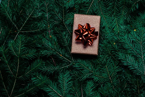 Різдвяний подарунок з боке-світлом і стрічкою на святковому ялинковому фоні. Копіювання верхнього горизонтального перегляду — стокове фото